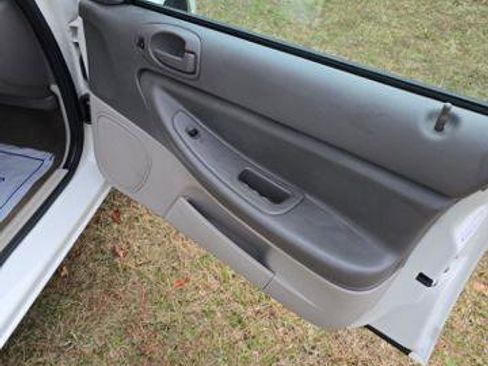 Used 2005 Dodge Stratus SXT image 11