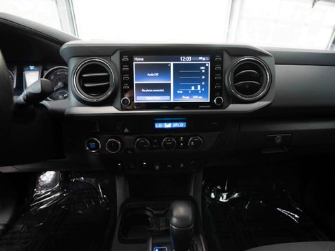 Used 2022 Toyota Tacoma TRD Sport w/ Technology Package AWD/4WD image 17