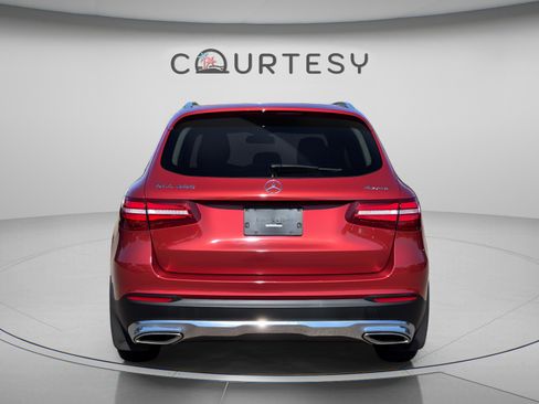 Used 2018 Mercedes-Benz GLC 300 4MATIC image 4