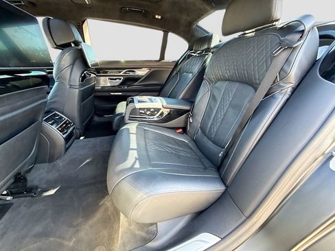 Used 2018 BMW M760i xDrive image 21