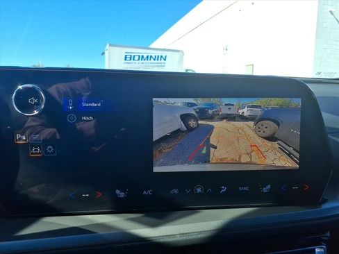 Used 2025 Chevrolet Traverse LT AWD/4WD image 17