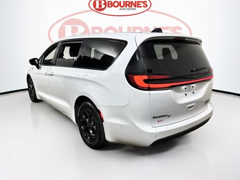 Used 2023 Chrysler Pacifica Limited w/ Uconnect Theater Family Group FWD image 8