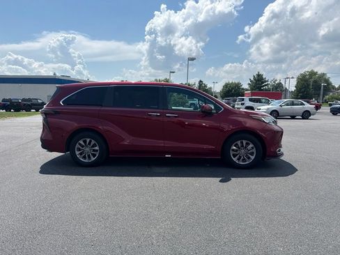 Used 2023 Toyota Sienna XLE AWD/4WD image 4