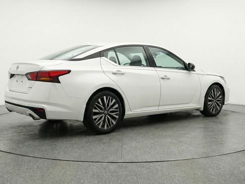 Used 2025 Nissan Altima 2.5 SV image 9