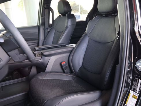 Used 2026 Toyota Sienna Platinum AWD/4WD image 11