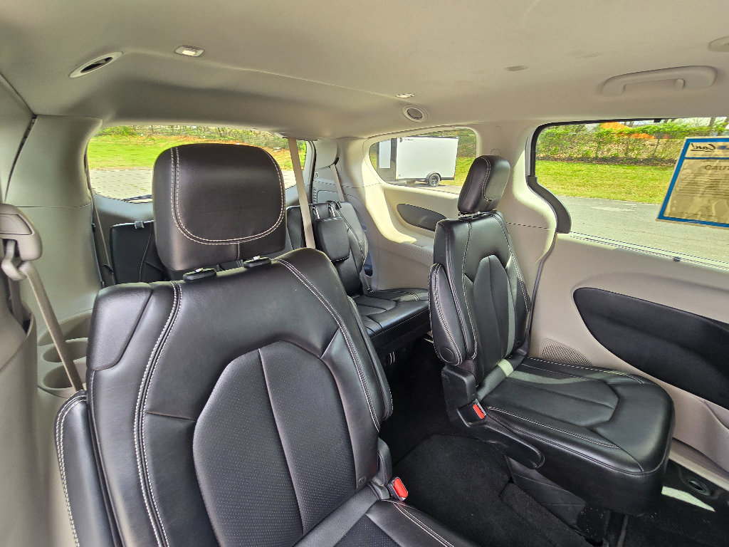 Used 2024 Chrysler Pacifica Touring-L FWD image 23