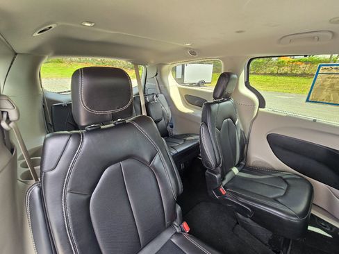 Used 2024 Chrysler Pacifica Touring-L FWD image 23