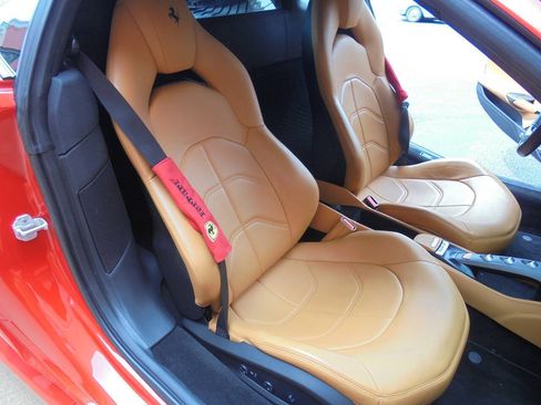 Used 2017 Ferrari 488 GTB RWD image 10