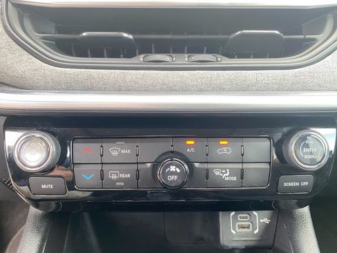 Used 2022 Jeep Compass Latitude w/ Sun and Sound Group FWD image 17