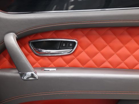 Used 2019 Bentley Bentayga image 72