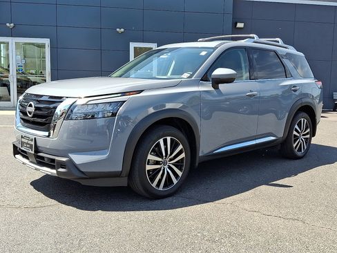 Certified 2025 Nissan Pathfinder Platinum w/ Cargo Package AWD/4WD image 3