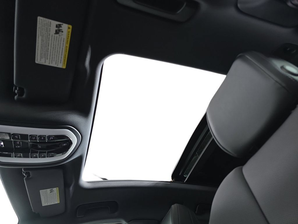 Certified 2026 Porsche Macan AWD/4WD image 28