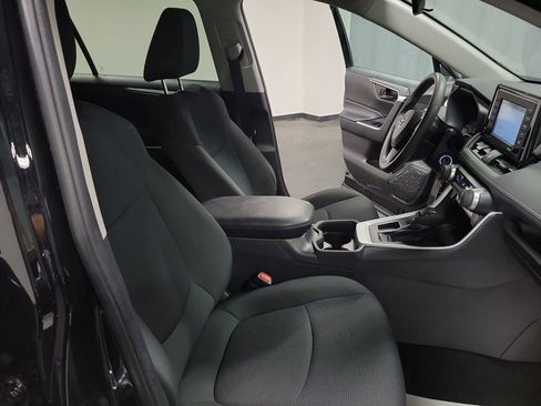 Used 2020 Toyota RAV4 LE image 22