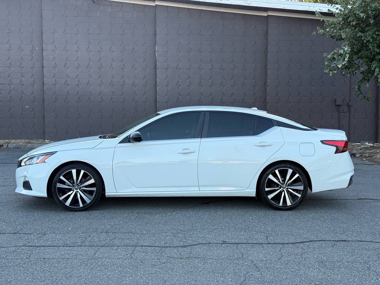 Used 2019 Nissan Altima 2.5 SR FWD image 2