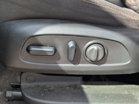 Used 2018 Chevrolet Equinox LT FWD image 17