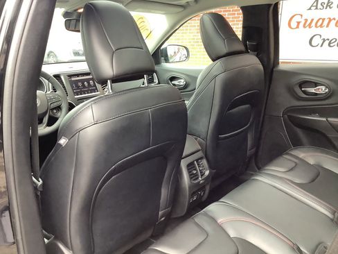 Used 2022 Jeep Cherokee Trailhawk w/ Sun & Sound Group image 10