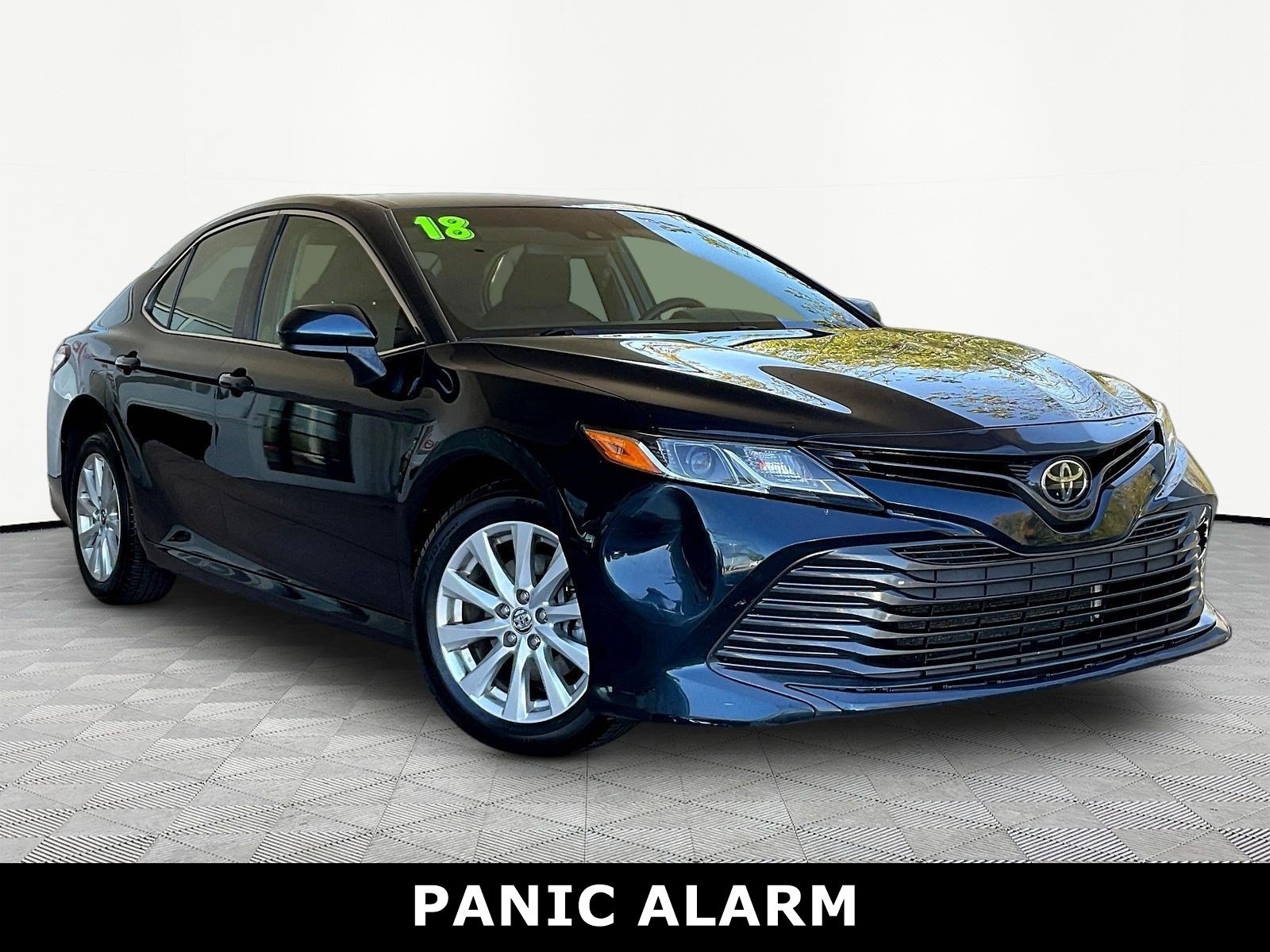 Used 2018 Toyota Camry LE FWD image 3