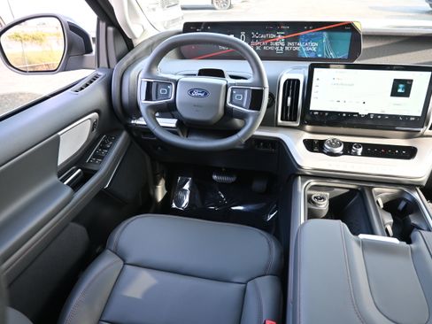 New 2025 Ford Expedition Active image 31