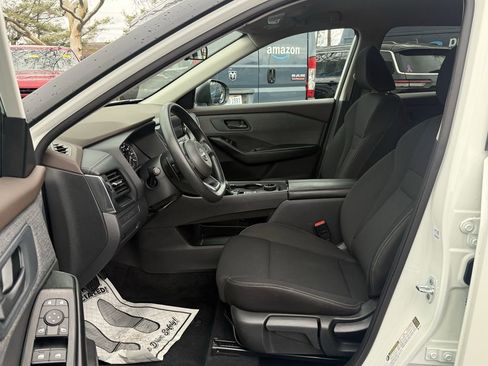 Used 2023 Nissan Rogue S image 11