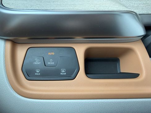 Used 2025 Volkswagen ID. Buzz 1st Edition image 26