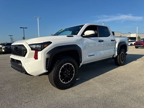 Used 2025 Toyota Tacoma TRD Off-Road AWD/4WD image 2