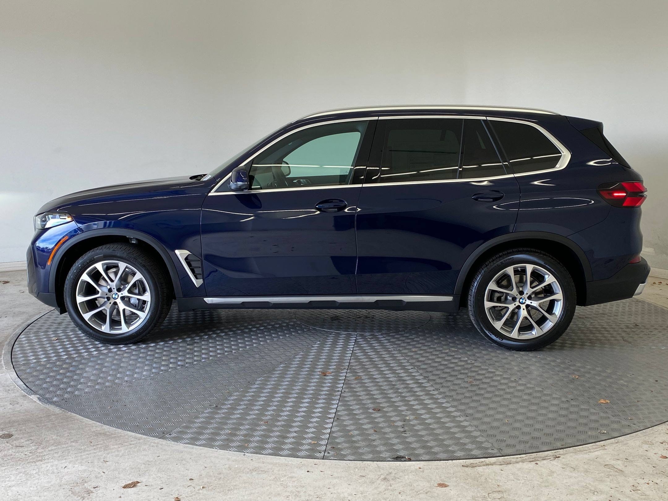 Used 2026 BMW X5 xDrive40i w/ Premium Package AWD/4WD image 2