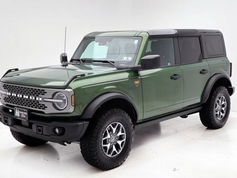 Used 2025 Ford Bronco Badlands image 2