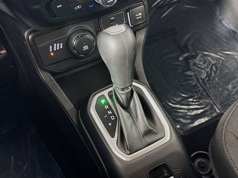 Used 2023 Jeep Renegade Latitude AWD/4WD image 17