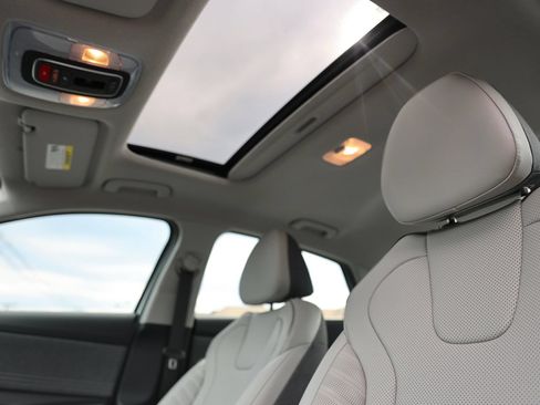 Certified 2025 Hyundai Elantra Limited FWD image 17