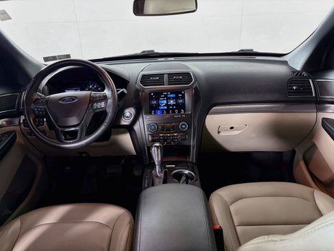 Used 2019 Ford Explorer XLT w/ Equipment Group 202A AWD/4WD image 27