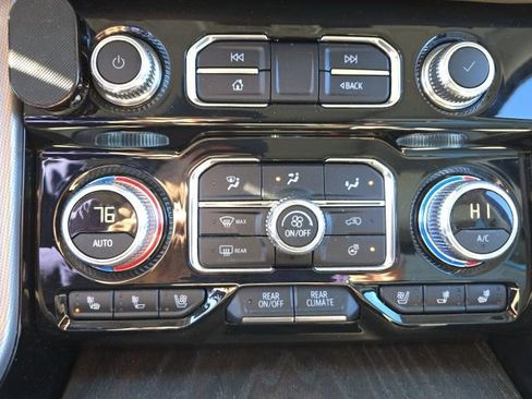 Used 2023 GMC Yukon XL Denali w/ Advanced Technology Package image 14