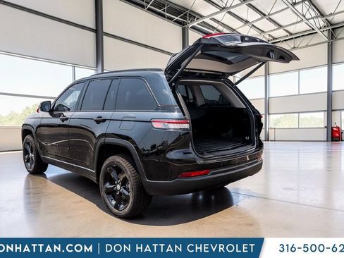 Used 2023 Jeep Grand Cherokee Limited w/ Black Appearance Package AWD/4WD image 29