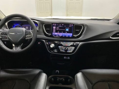 Used 2025 Chrysler Pacifica Select FWD image 13