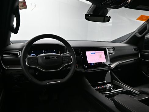 Used 2024 Jeep Wagoneer L Series II image 19