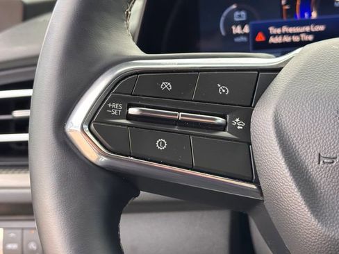 Used 2025 Chevrolet Traverse LT image 13