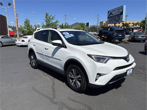Used 2017 Toyota RAV4 XLE w/ Carpet Mat Package AWD/4WD image 7