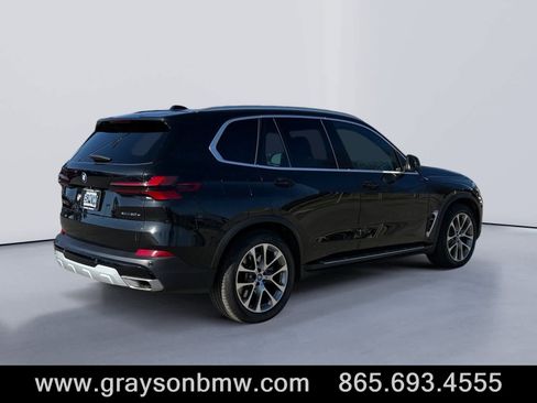 Used 2024 BMW X5 xDrive50e image 3