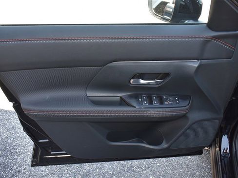 Used 2025 Nissan Kicks SR AWD/4WD image 11