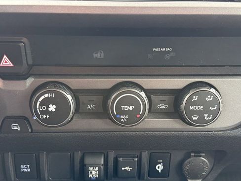 Used 2020 Toyota Tacoma TRD Sport AWD/4WD image 31
