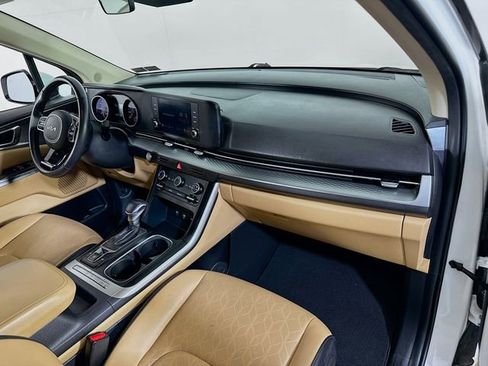 Used 2023 Kia Carnival LX image 13