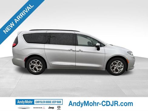 Used 2023 Chrysler Pacifica Limited FWD image 6