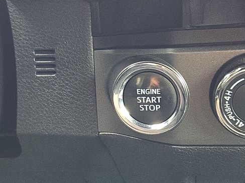 Used 2017 Toyota Tacoma SR5 AWD/4WD image 19
