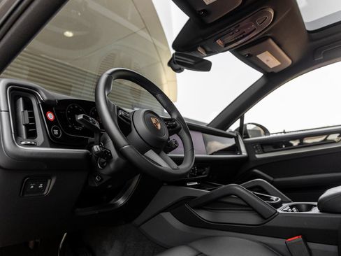 Certified 2025 Porsche Cayenne S AWD/4WD image 4