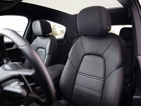 Certified 2024 Porsche Cayenne Coupe image 5