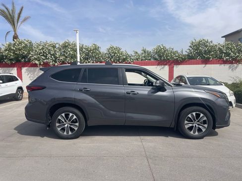 Used 2025 Toyota Highlander XLE image 2