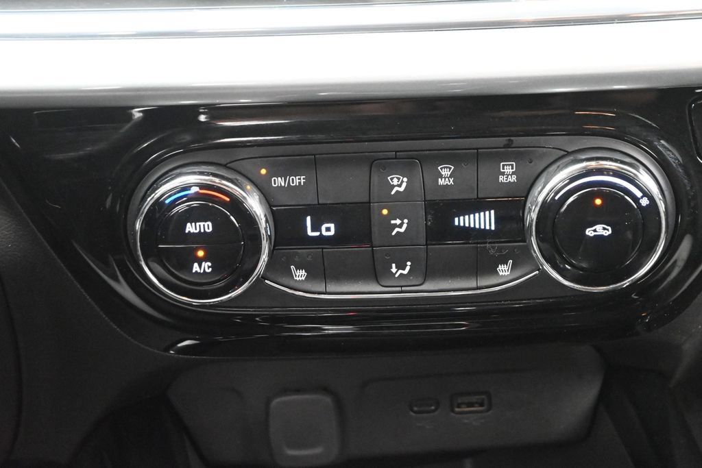 Used 2025 Chevrolet Trax LT w/ Driver Confidence Package FWD image 17