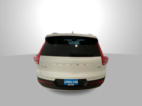 Used 2022 Volvo XC40 T5 Momentum image 7