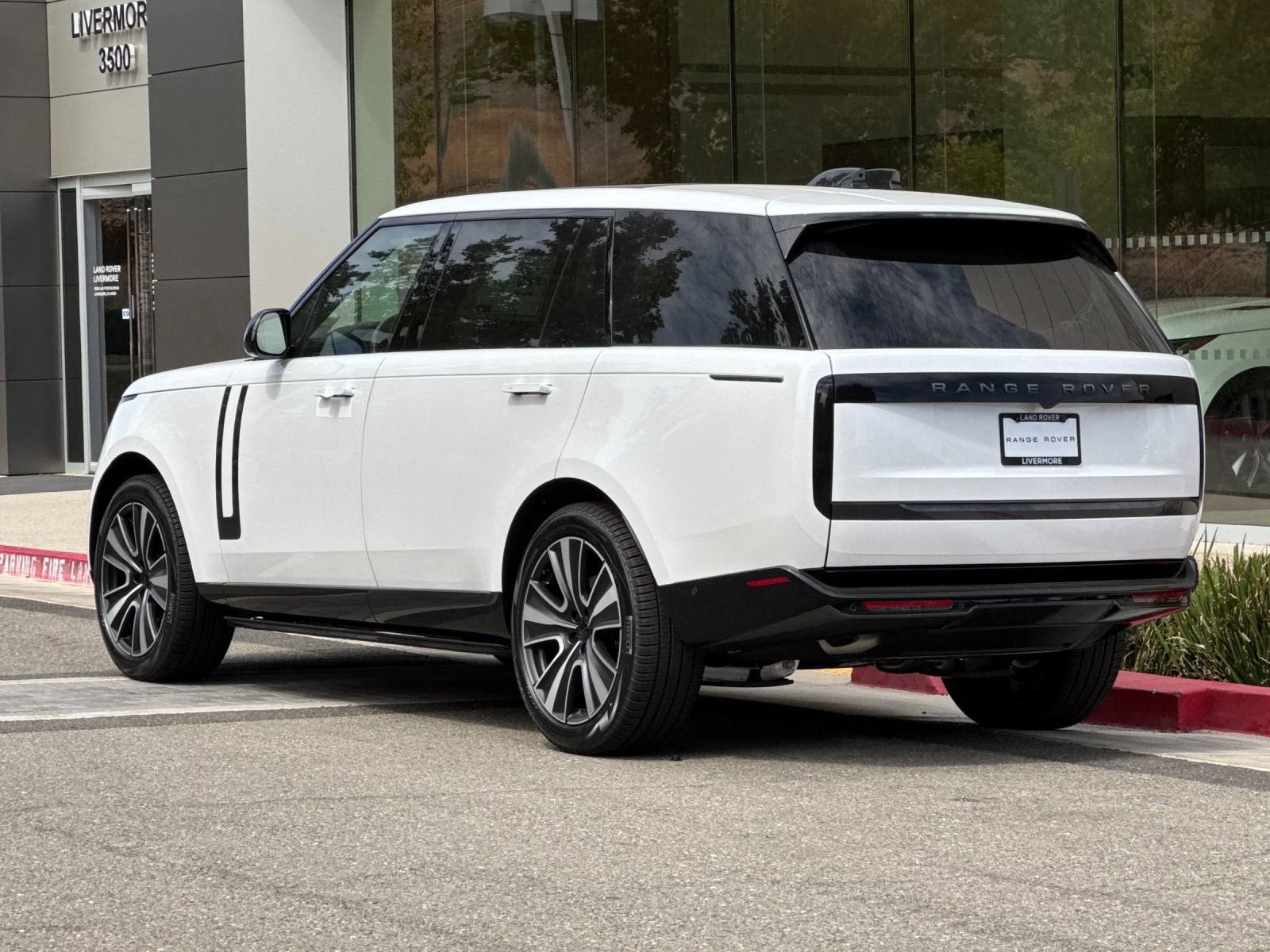 New 2026 Land Rover Range Rover Long Wheelbase SE AWD/4WD image 4