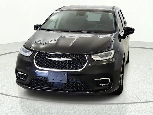Used 2023 Chrysler Pacifica Touring-L FWD image 2