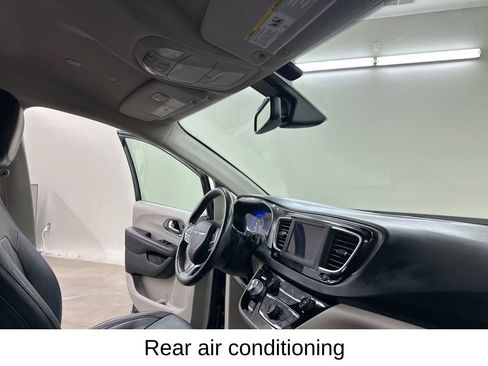 Used 2020 Chrysler Pacifica Touring-L image 19